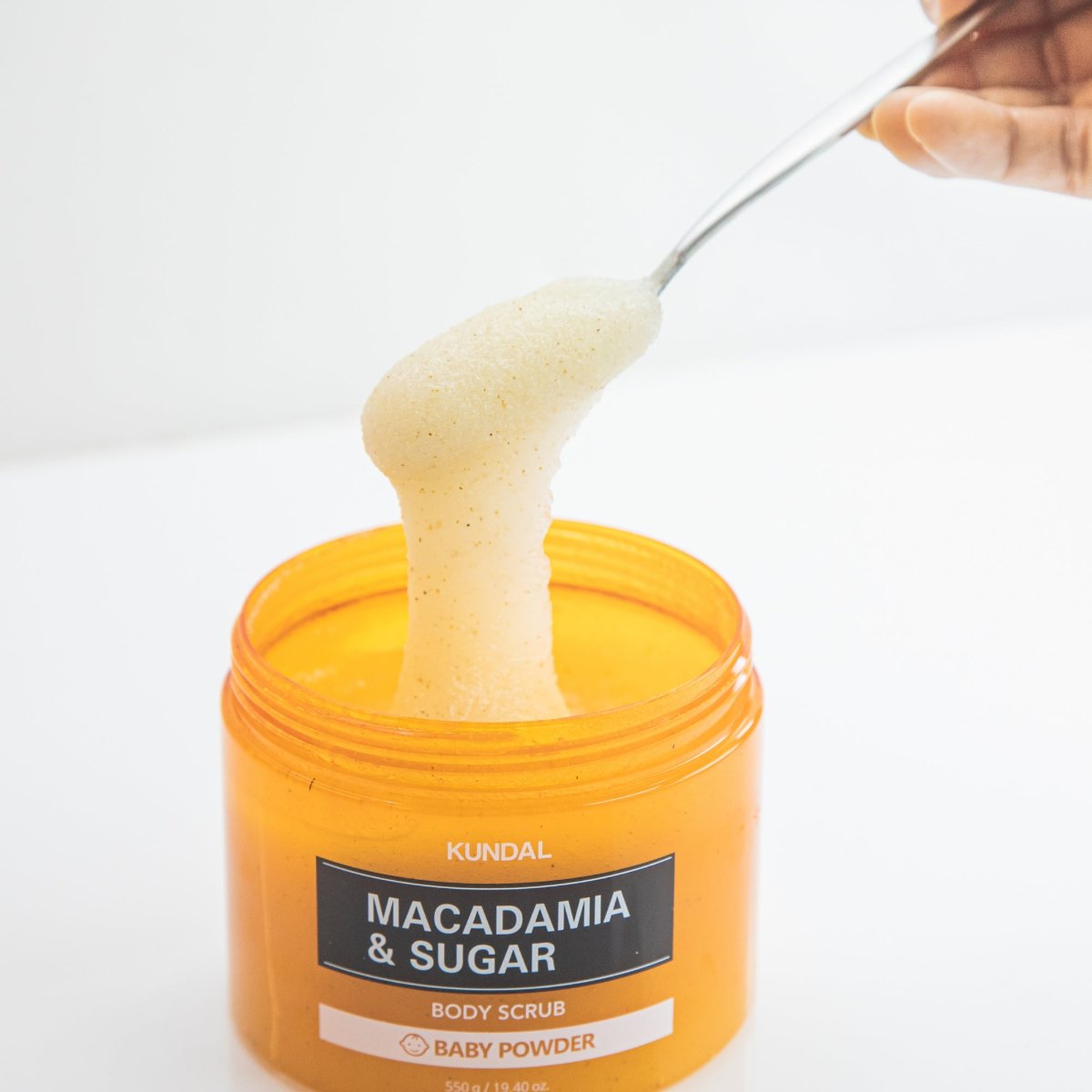 Macadamia & Sugar Body Scrub 550g – 2 SCENTS-KUNDAL-HBYTALA